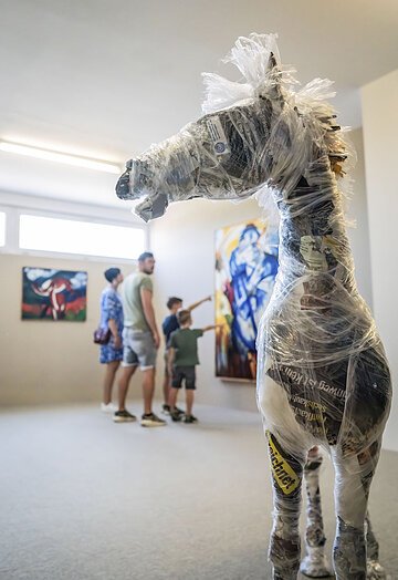 Eine ausgestellte Figur in Form eines Pferdes im KunstMuseum Donau-Ries.