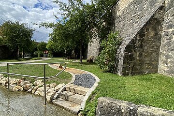 Der Barfußpfad liegt idyllisch im Wemdinger Stadtgraben.