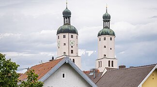 Ein Pärchen läuft am Stadtgraben entlang.