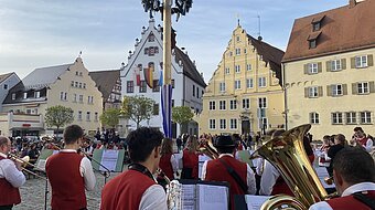 Blasmusik spielt auf dem Marktplatz.