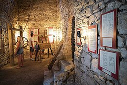 Eine Familie informiert sich im Folterturm Wemding im Rahmen einer Stadtführung mit Besichtigung Folterturm.