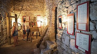 Eine Familie informiert sich im Folterturm Wemding im Rahmen einer Stadtführung mit Besichtigung Folterturm.