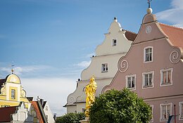 Blick auf die Marienstatue am historischen Marktplatz.