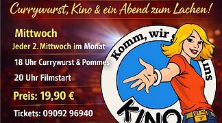 Currywurst und Kino Ein farbintensives Werbebild mit warmem, rot-orangem Hintergrund bewirbt eine kombinierte Veranstaltung aus Essen und Kino. Im oberen Bereich steht groß „Essen + Kino“, ergänzt durch den Slogan „Currywurst, Kino & ein Abend zum Lachen!“.
Links sind die wichtigsten Informationen klar strukturiert: Die Veranstaltung findet jeden zweiten Mittwoch im Monat statt. Um 18 Uhr gibt es Currywurst mit Pommes, um 20 Uhr beginnt der Film. Der Preis beträgt 19,90 Euro. Eine Telefonnummer für Reservierungen ist angegeben.
Im unteren Bereich ist ein Teller mit Currywurst und Pommes abgebildet. Rechts steht eine stilisierte, lächelnde Frau, die mit ausgestreckter Hand eine einladende Geste macht. Neben ihr ist ein rundes Logo mit dem Wort „Kino“ zu sehen. Unten rechts wird der Veranstaltungsort „Kino Lichtspiele Wemding“ genannt.
Das Bild vermittelt eine lockere, gesellige Atmosphäre und spricht Menschen an, die einen unterhaltsamen Abend mit Essen und Kino verbringen möchten.