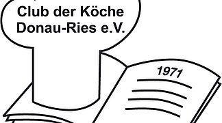 Logo des Club der Köche Donau-Ries: Ein grafisches Emblem mit Bezug zur Gastronomie, Kochsymbolen Kochmütze und Rezeptbuch. Der Schriftzug „Club der Köche Donau-Ries“ ist klar lesbar und steht im Mittelpunkt des Designs, nebst dem Gündungsdatum 1971. Das Logo wirkt traditionell und fachlich geprägt.