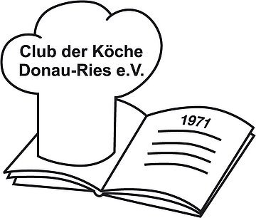 Logo des Club der Köche Donau-Ries: Ein grafisches Emblem mit Bezug zur Gastronomie, Kochsymbolen Kochmütze und Rezeptbuch. Der Schriftzug „Club der Köche Donau-Ries“ ist klar lesbar und steht im Mittelpunkt des Designs, nebst dem Gündungsdatum 1971. Das Logo wirkt traditionell und fachlich geprägt.