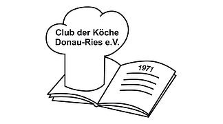 Club der Köche Donau-Ries e.V. Logo des Club der Köche Donau-Ries: Ein grafisches Emblem mit Bezug zur Gastronomie, mit KochsymbolKochmütze und Rezeptbuch. Der Schriftzug „Club der Köche Donau-Ries“ ist klar lesbar und steht im Mittelpunkt des Designs, sowie das Gründungsjahr 1971. Das Logo wirkt traditionell und fachlich geprägt.
