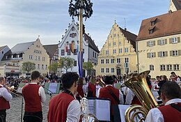 Blasmusik spielt auf dem Marktplatz.