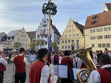 Blasmusik spielt auf dem Marktplatz.