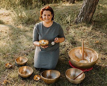 Luitgard Hänsel mit ihren verschieden großen Klangschalen.