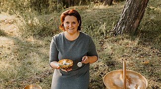 Luitgard Hänsel mit ihren verschieden großen Klangschalen.