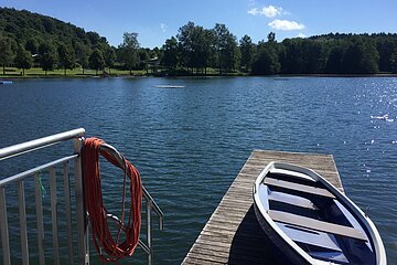 Ein Ruderboot auf dem Steg am Waldsee