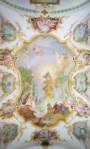 Blick auf die Stuckdecke der Wallfahrtsbasilika Maria Brünnlein.