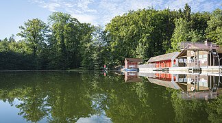 Weiter Blick auf das Freibad Waldsee.