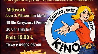 Currywurst und Kino Ein farbintensives Werbebild mit warmem, rot-orangem Hintergrund bewirbt eine kombinierte Veranstaltung aus Essen und Kino. Im oberen Bereich steht groß „Essen + Kino“, ergänzt durch den Slogan „Currywurst, Kino & ein Abend zum Lachen!“.....Links sind die wichtigsten Informationen klar strukturiert: Die Veranstaltung findet jeden zweiten Mittwoch im Monat statt. Um 18 Uhr gibt es Currywurst mit Pommes, um 20 Uhr beginnt der Film. Der Preis beträgt 19,90 Euro. Eine Telefonnummer für Reservierungen ist angegeben.....Im unteren Bereich ist ein Teller mit Currywurst und Pommes abgebildet. Rechts steht eine stilisierte, lächelnde Frau, die mit ausgestreckter Hand eine einladende Geste macht. Neben ihr ist ein rundes Logo mit dem Wort „Kino“ zu sehen. Unten rechts wird der Veranstaltungsort „Kino Lichtspiele Wemding“ genannt.....Das Bild vermittelt eine lockere, gesellige Atmosphäre und spricht Menschen an, die einen unterhaltsamen Abend mit Essen und Kino verbringen möchten.
