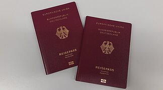 Auf dem Bild sind zwei Reisepässe abgebildet.