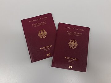 Auf dem Bild sind zwei Reisepässe abgebildet.