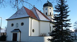 Kath. Filialkirche St. Alban Katholische Filialkirche St. Alba mit Schneedach