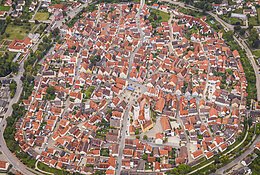 Ein Luftbild der Stadt Wemding an einem sonnigen klaren Tag.