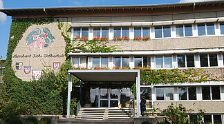 Leonhart-Fuchs-Volksschule Eingang