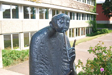 Statue Leonhart-Fuchs-Volksschule